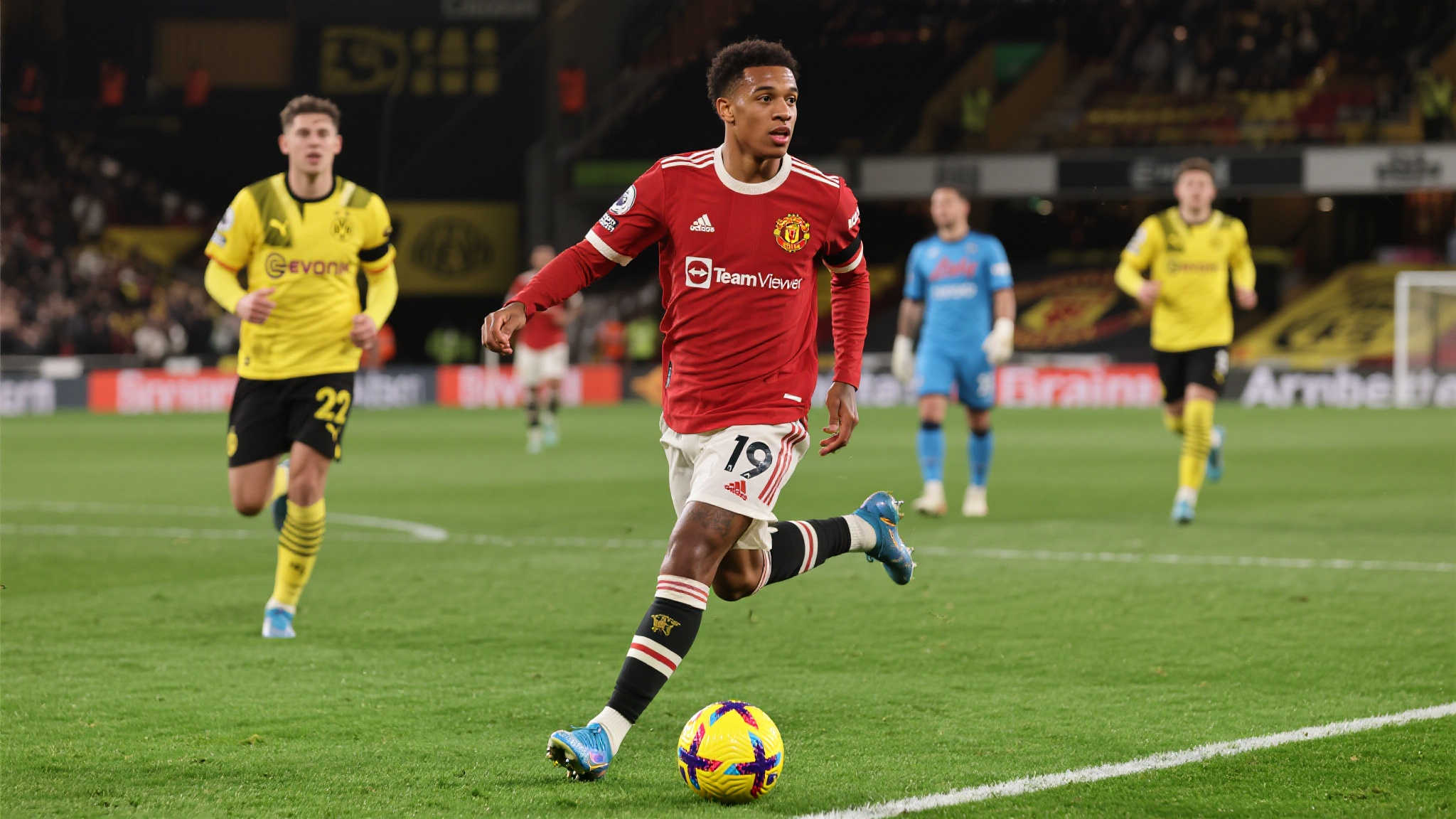 英媒：桑乔引多特、那不勒斯与米兰等队争相关注